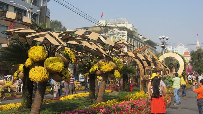 Đường hoa Nguyễn Huệ khoe sắc trước giờ khai mạc - ảnh 4